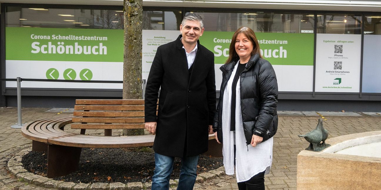Holzgerlingens Bürgermeister Ioannis Delakos freut sich gemeinsam mit Easy-Sports-Inhaberin Andrea Hamann auf die Eröffnungsfeier im April. Bild: Nüssle