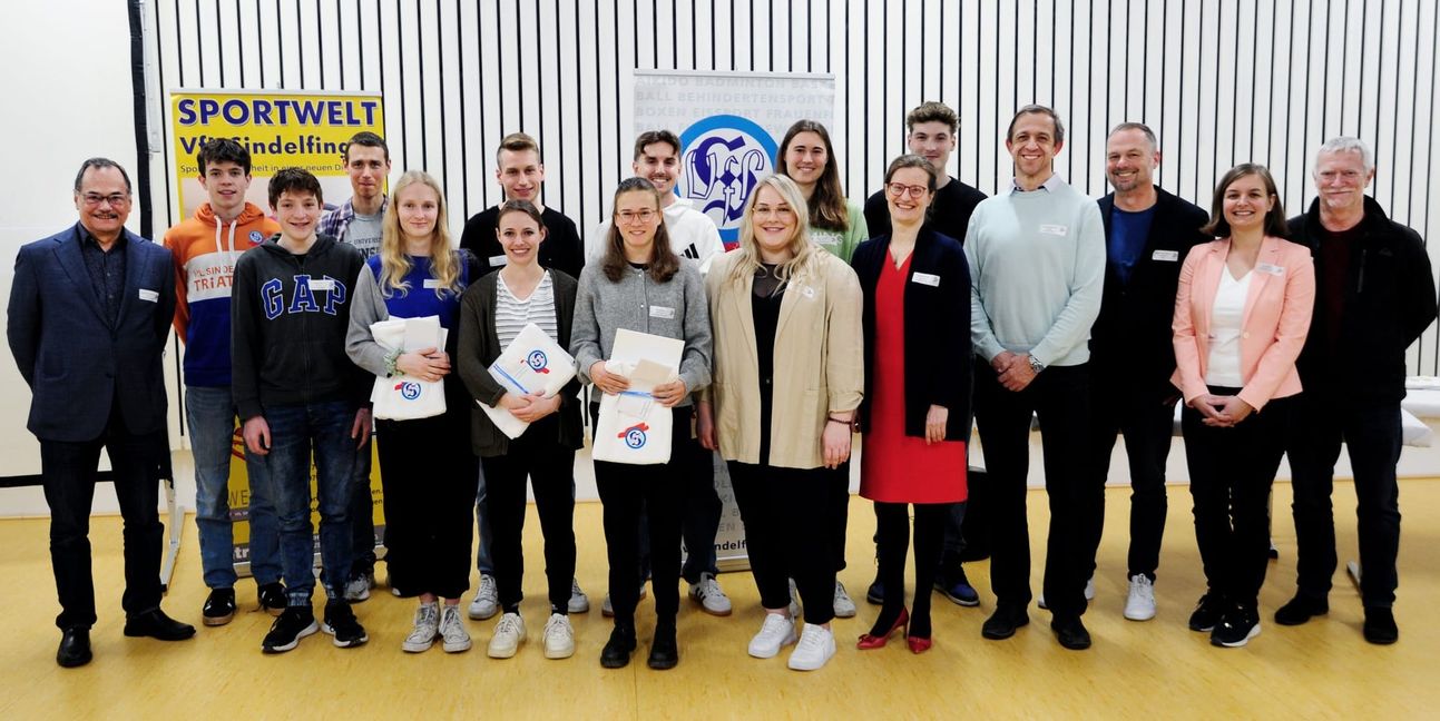 Schöner Abend mit tollen Sportlern: VfL Präsident Dr. Heinrich Reidelbach mit Florian Leeb, Tobias Leeb, Felix Fellhauer, Luisa Herrfurth, Tim Hofmann, Melanie Böhm, Mia Jurenka, Velten Schneider, Aylin Mill, Hanna Render, Anja Westerhoff, Tim Lechler, Frank Westerhoff, Moderator und SZ/BZ-Chefreporter Jürgen Wegner, VfL-Geschäftsführerin Anne Köhler und VfL-Vize-Präsident  Andreas Bonhage (von links).