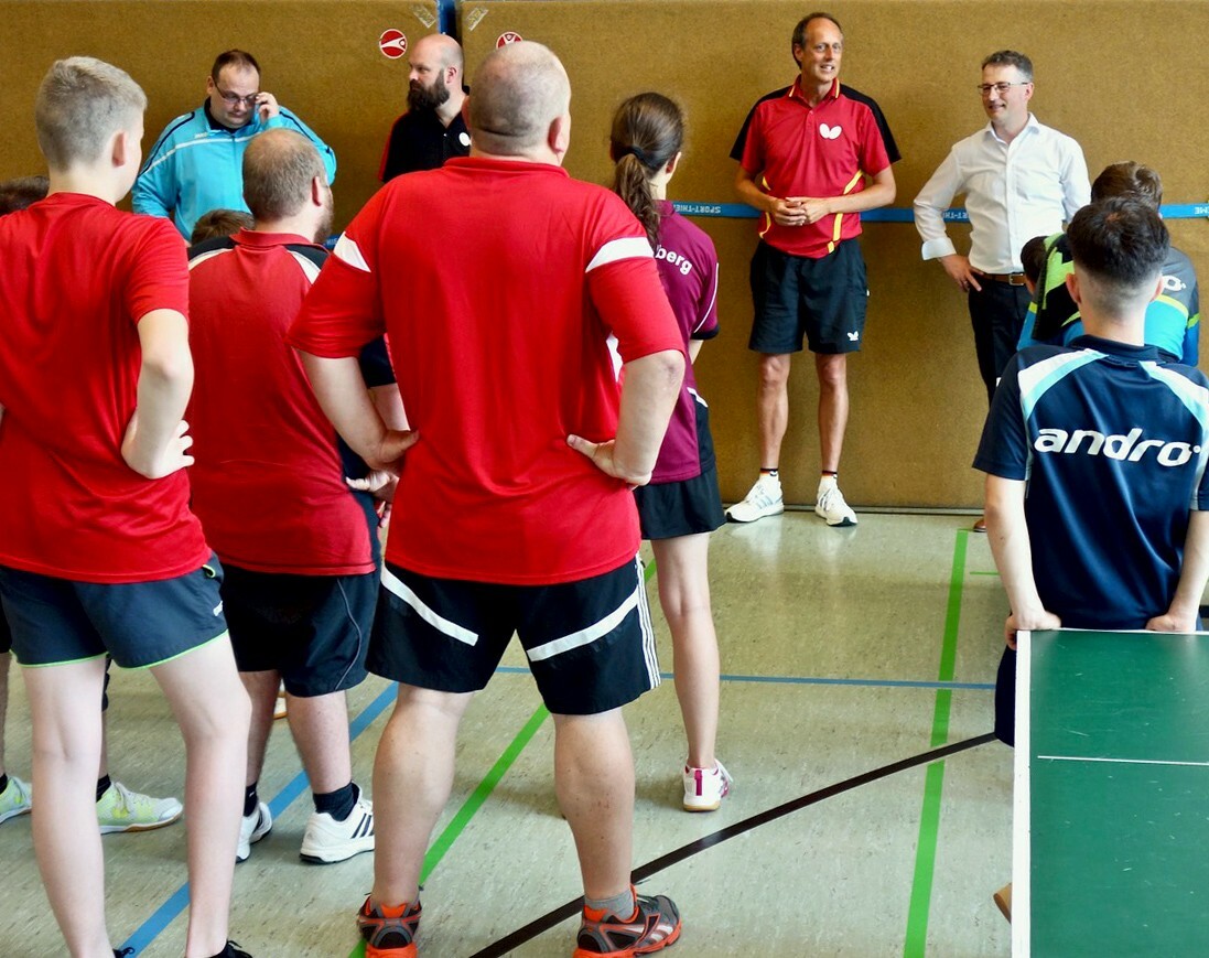 Ein Bild aus Vor-Corona-Zeiten: Der Lehenweiler Volker Ziegler (Zweiter von hinten rechts, rotes Trikot) bei einer Ansprache bei den  Handicap Open in Wetzlar.  Bild: Hannes Doesseler