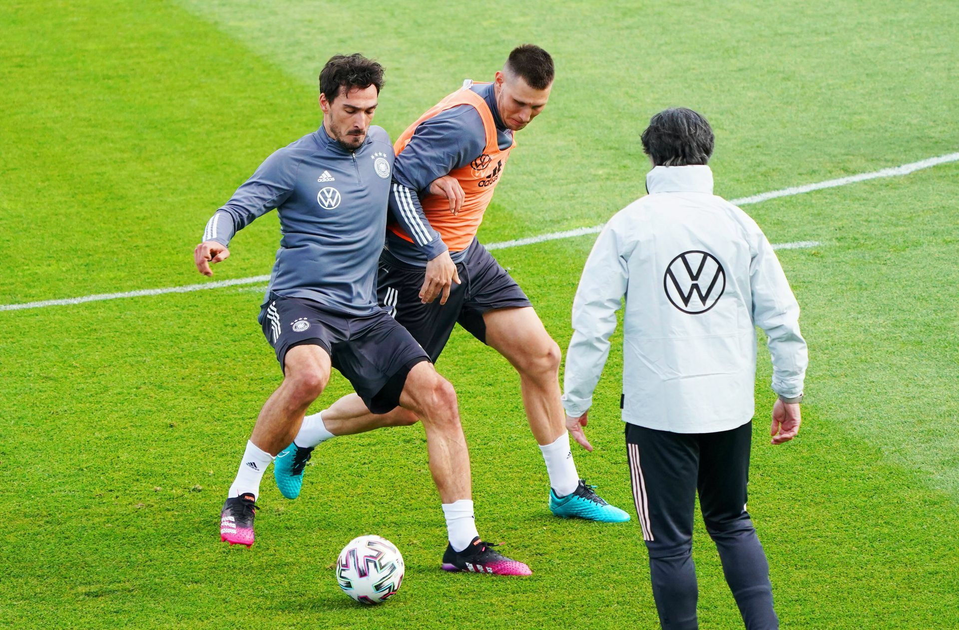 Bundestrainer Joachim Löw will mit Mats Hummels (links) die deutsche Abwehr stärken. Foto: imago/Marc Schüler
