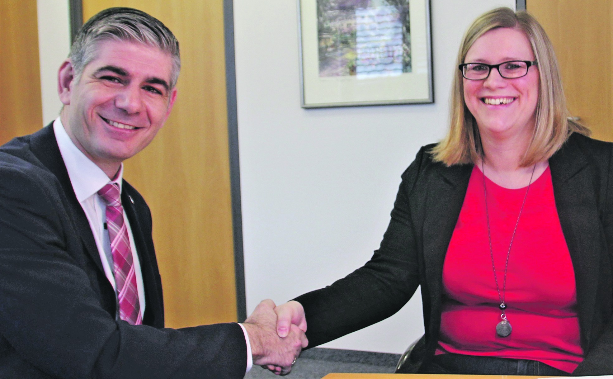 Ein Handschlag auf gute Zusammenarbeit: Holzgerlingens Bürgermeister Ioannis Delakos und Kathrin Speidel.  Bild: Denner