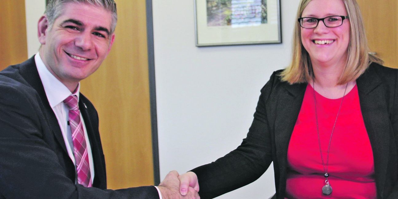 Ein Handschlag auf gute Zusammenarbeit: Holzgerlingens Bürgermeister Ioannis Delakos und Kathrin Speidel.  Bild: Denner