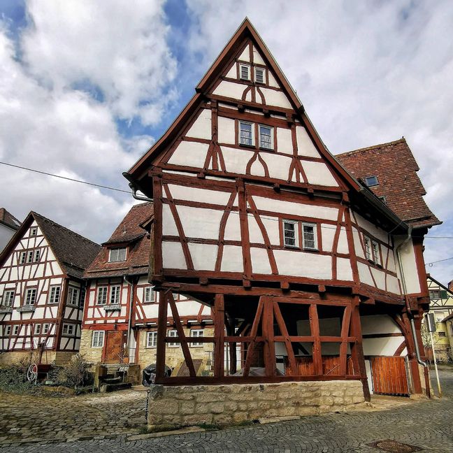 Das Haus am Hexensprung in der Hinteren Gasse. Allerdings fanden Historiker keine Belege für Hexenproben, mit denen Schuld oder Unschuld einer Verteilten überprüft worden wäre. Das Gebäude erhielt seinen Namen erst im 19. Jahrhundert. Bild: Wenze