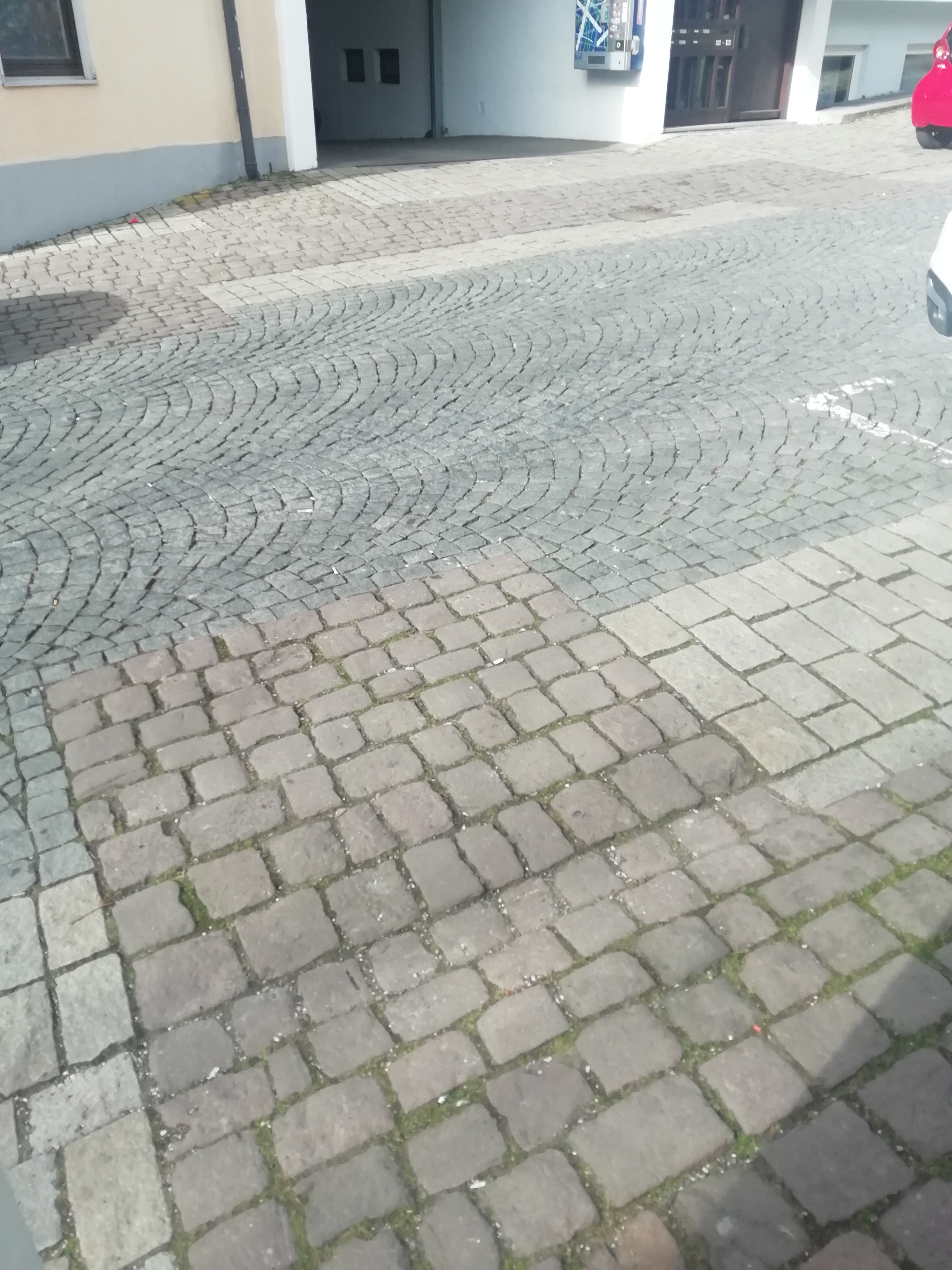 Rotes Kopfsteinpflaster zeigt in der Langen Straße, wo einst das Obere Stadttor stand. Dort gab es Befragungen in Hexenprozessen und die Folter, mit der Geständnisse erpresst werden sollten. Bild: Zürn