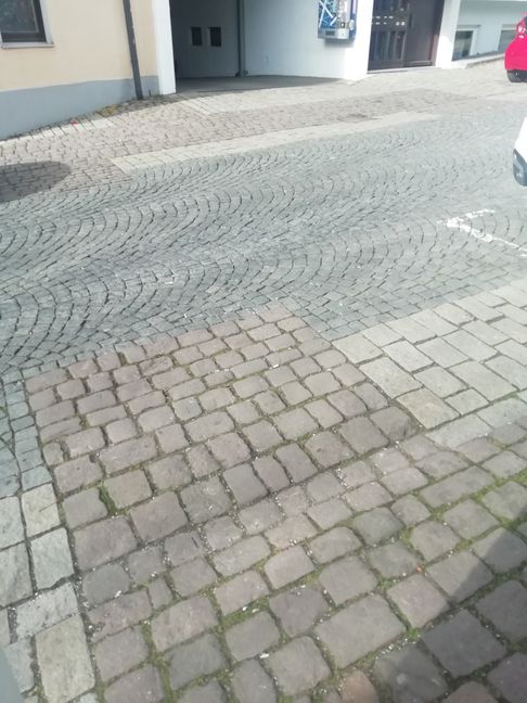 Rotes Kopfsteinpflaster zeigt in der Langen Straße, wo einst das Obere Stadttor stand. Dort gab es Befragungen in Hexenprozessen und die Folter, mit der Geständnisse erpresst werden sollten. Bild: Zürn