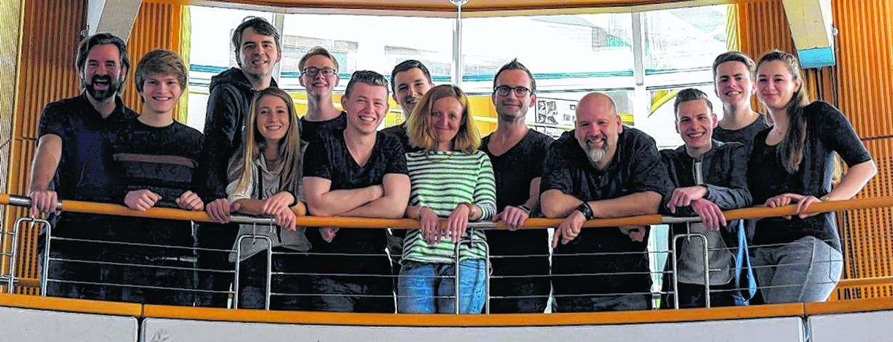 Das Team vom Musical „Next to Normal“ beim ersten Gesangs-Workshop mit Nico Müller im Odeon der Sindelfinger Musikschule: von links Christian Fenske, Stefan Siebert, Florian Penkwitt, Vivianne Küting, Janne Rochowicz, Jonas Stephan, Marc Hugger, Katrin von Hochmeister, Nico Müller, Ingo Sika, Sven Holder, Nils Weber, Leonie Rothacker. Bild: z
