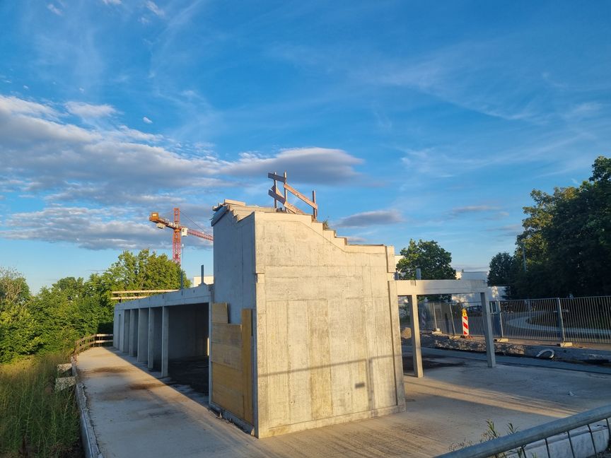 Die unendliche Bau-Geschichte im Schönaicher Hasenbühl ist um ein weiteres Kapitel reicher: Ursprünglich sollte hier ein Flüchtlingsheim entstehen, dann Sozialwohnungen – schließlich wurde der Bau gestoppt, weil die Kosten weit über den ursprünglichen Berechnungen lagen. Jetzt soll der Bau nächstes Jahr fertig gestellt werden – und statt 4,7 Millionen Euro jetzt 4,95 Millionen Euro kosten. Bild: Hamann