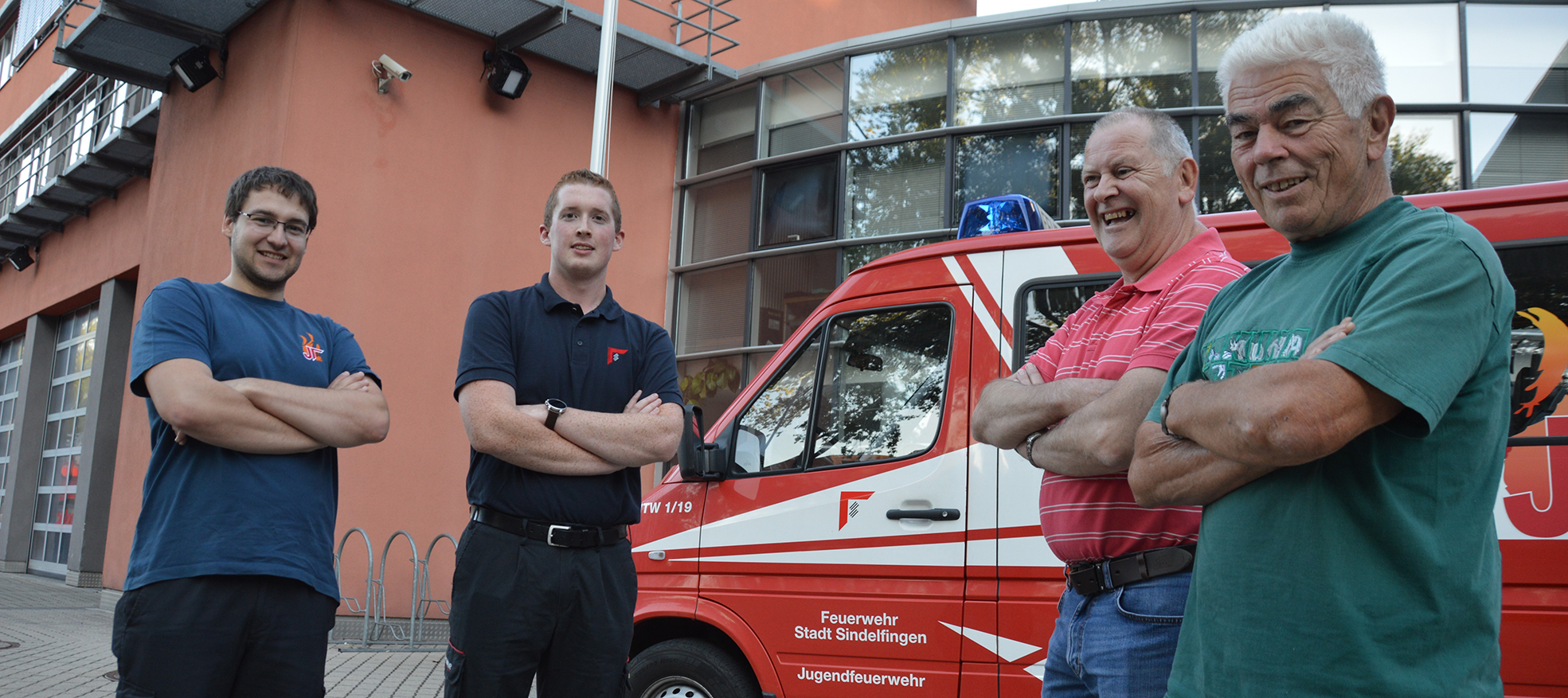Der Maichinger Nico Haug als Stellvertreter und Tobias Kaufmann aus Darmsheim und Jugendfeuerwehrwart leiten heute die Sindelfinger Jugendfeuerwehr. Klaus Finkbeiner (damals der erste Sindelfinger Jugendfeuerwehrwart)  und der damalige Stadtbrandmeister Hans Klemm waren Gründerväter (von links).Bild: Wegner
