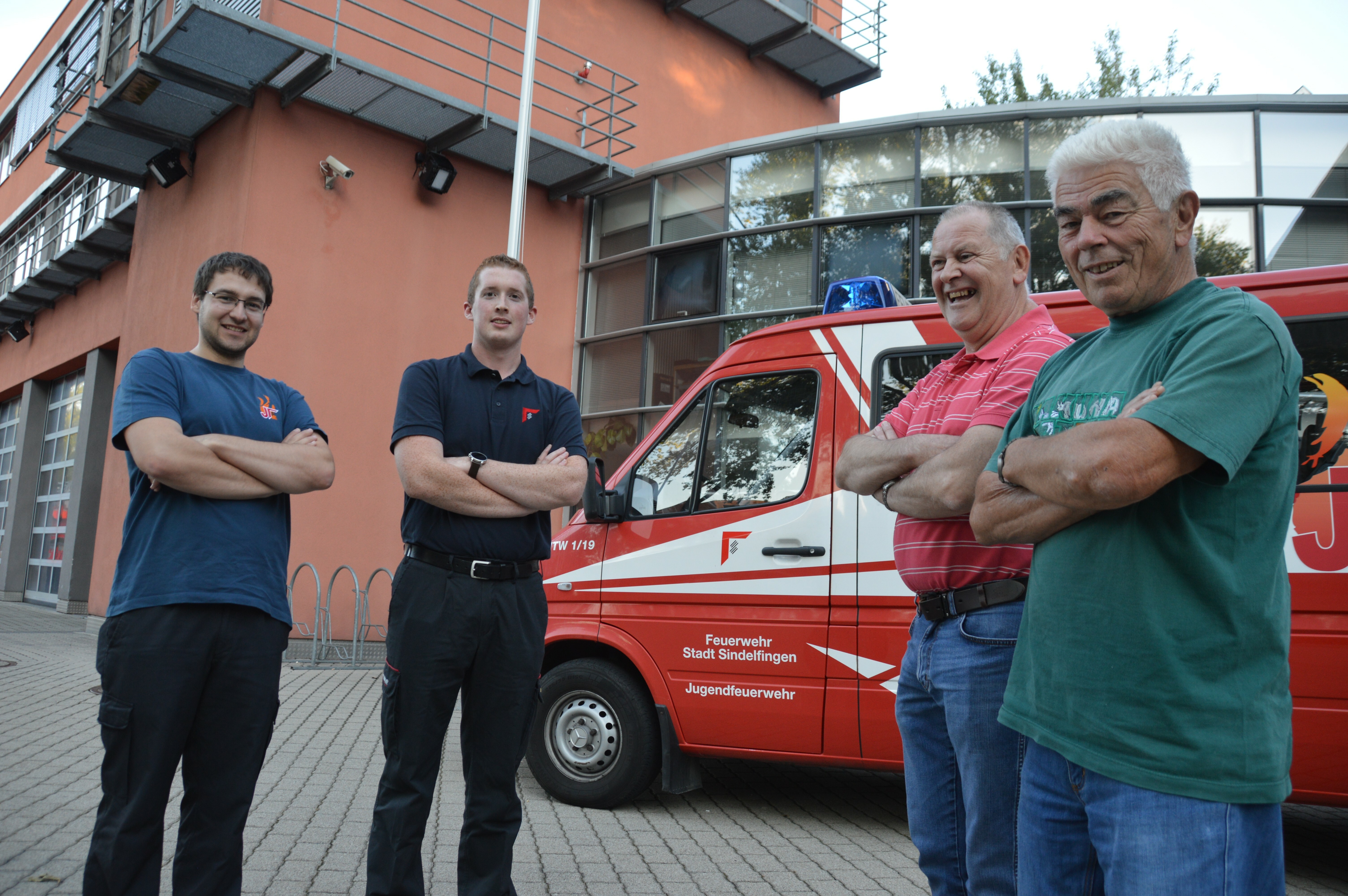 Der Maichinger Nico Haug als Stellvertreter und Tobias Kaufmann aus Darmsheim und Jugendfeuerwehrwart leiten heute die Sindelfinger Jugendfeuerwehr. Klaus Finkbeiner (damals der erste Sindelfinger Jugendfeuerwehrwart)  und der damalige Stadtbrandmeister Hans Klemm waren Gründerväter (von links).Bild: Wegner