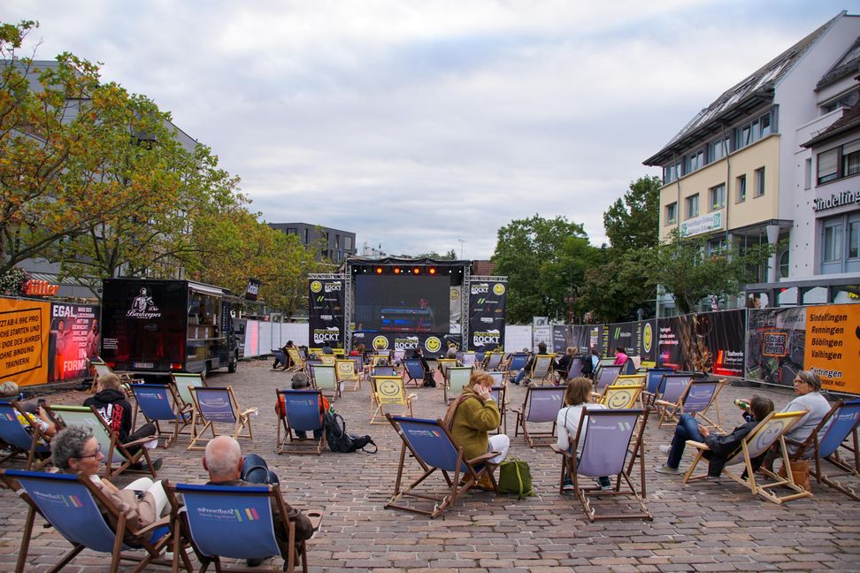 Während auf dem Hofmeister-Parkplatz Live-Bands für Stimmung sorgen, gibt es 2019 auf dem Marktplatz „Silent Disco“ mit Kopfhörern. Bild: Dettenmeyer