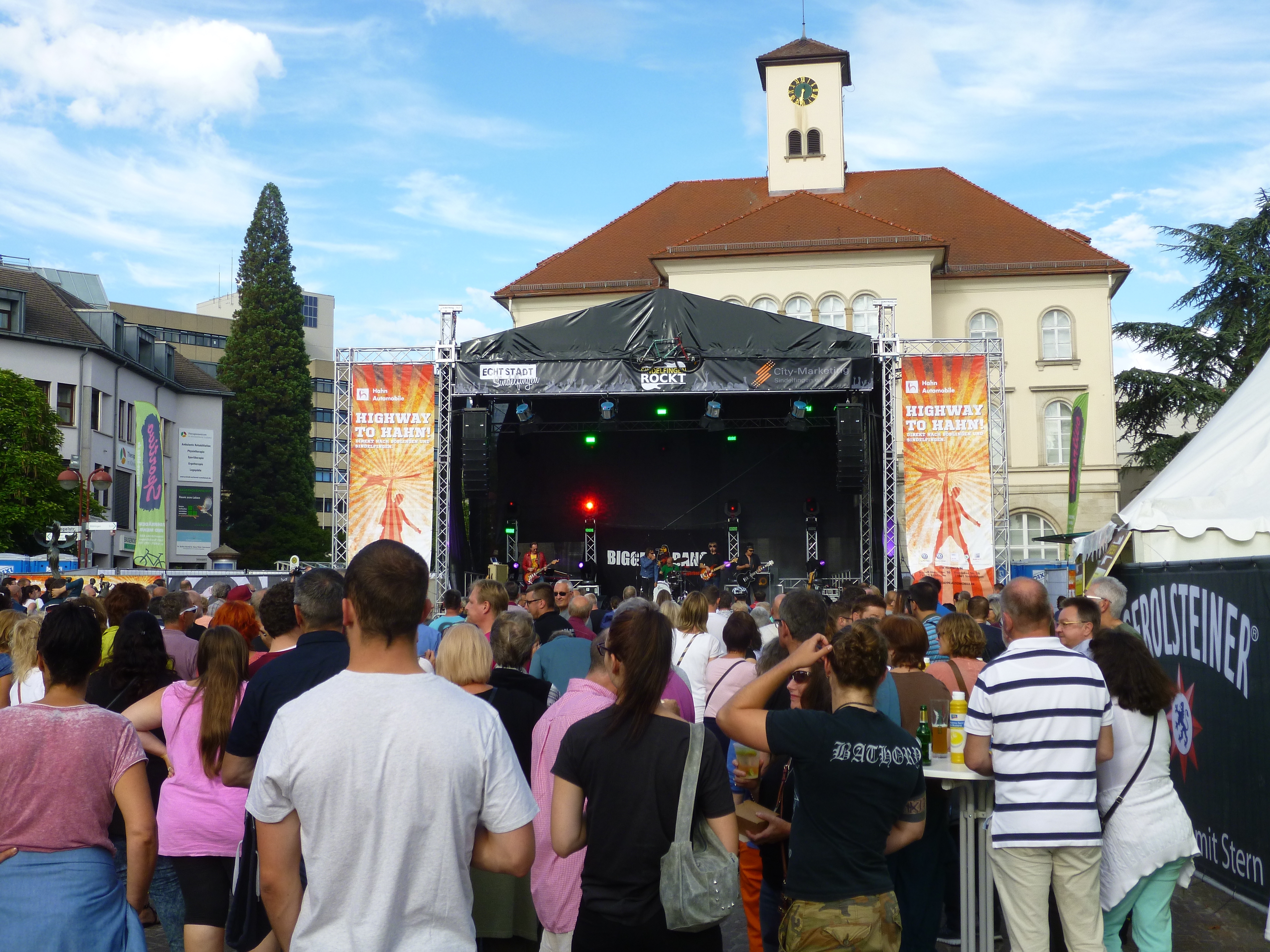 Während auf dem Hofmeister-Parkplatz Live-Bands für Stimmung sorgen, gibt es 2019 auf dem Marktplatz „Silent Disco“ mit Kopfhörern.