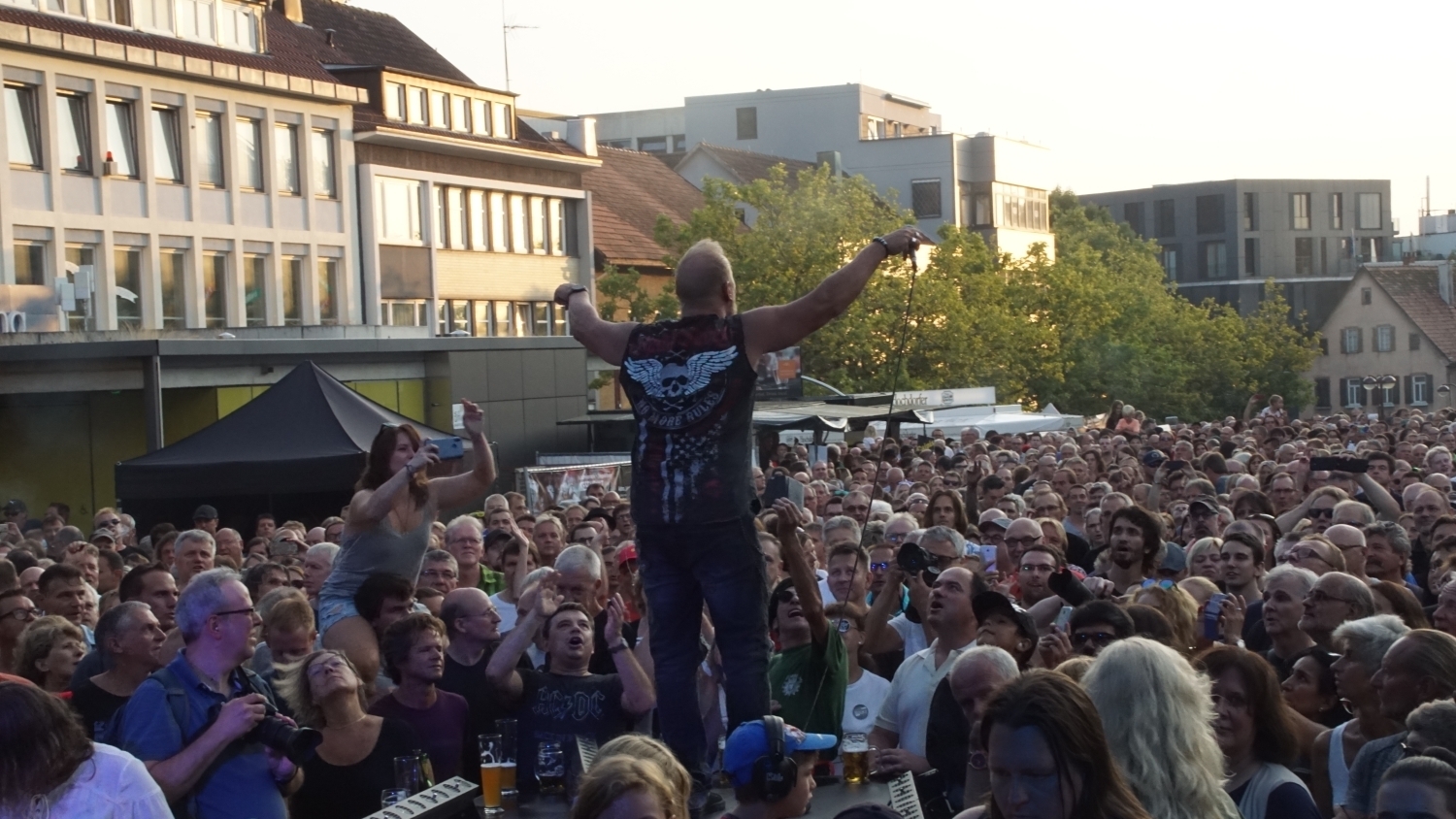 So ist „Sindelfingen rockt“ im kollektiven Gedächtnis der Daimlerstadt. Von der Bühne herab erklingt Rockmusik, der Marktplatz ist brechend voll. Bild: Dettenmeyer