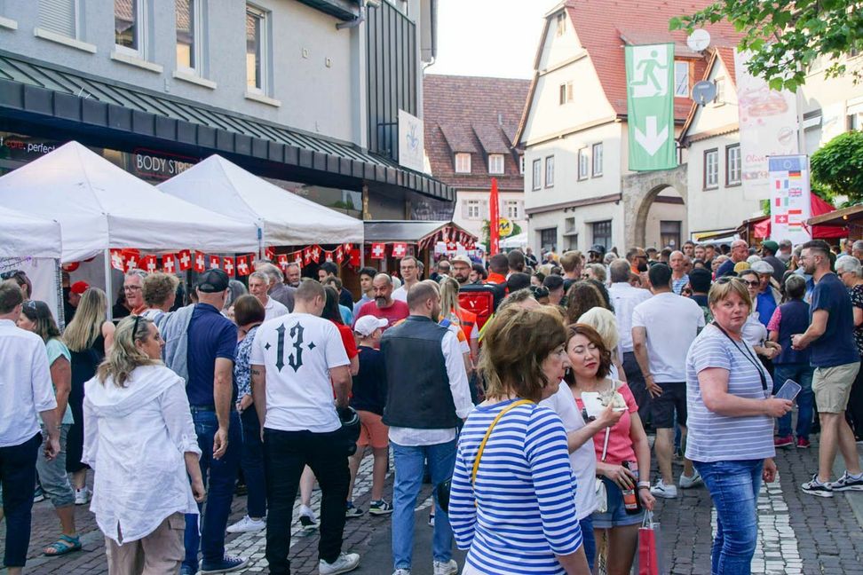 In der Ziegelstraße sind Sindelfingens Partnerstädte vertreten. Pierogi, Tea & Biscuits, und viele weitere Spezialitäten erwarten die Besucher hier. Bild: Dettenmeyer