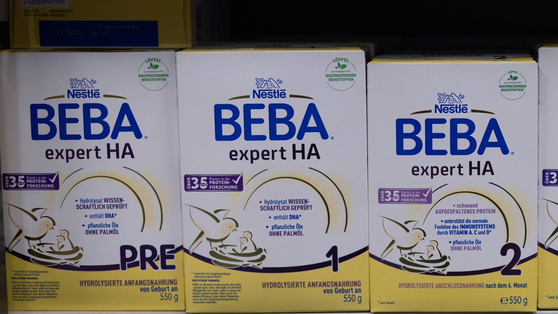 Die Nestlé-Babymilch wird in jedem Land mit unterschiedlichem Namen gehandelt – selbst zwischen Deutschland und Östereich gibt es teils Unterschiede.