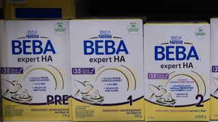 Die Nestlé-Babymilch wird in jedem Land mit unterschiedlichem Namen gehandelt – selbst zwischen Deutschland und Östereich gibt es teils Unterschiede.