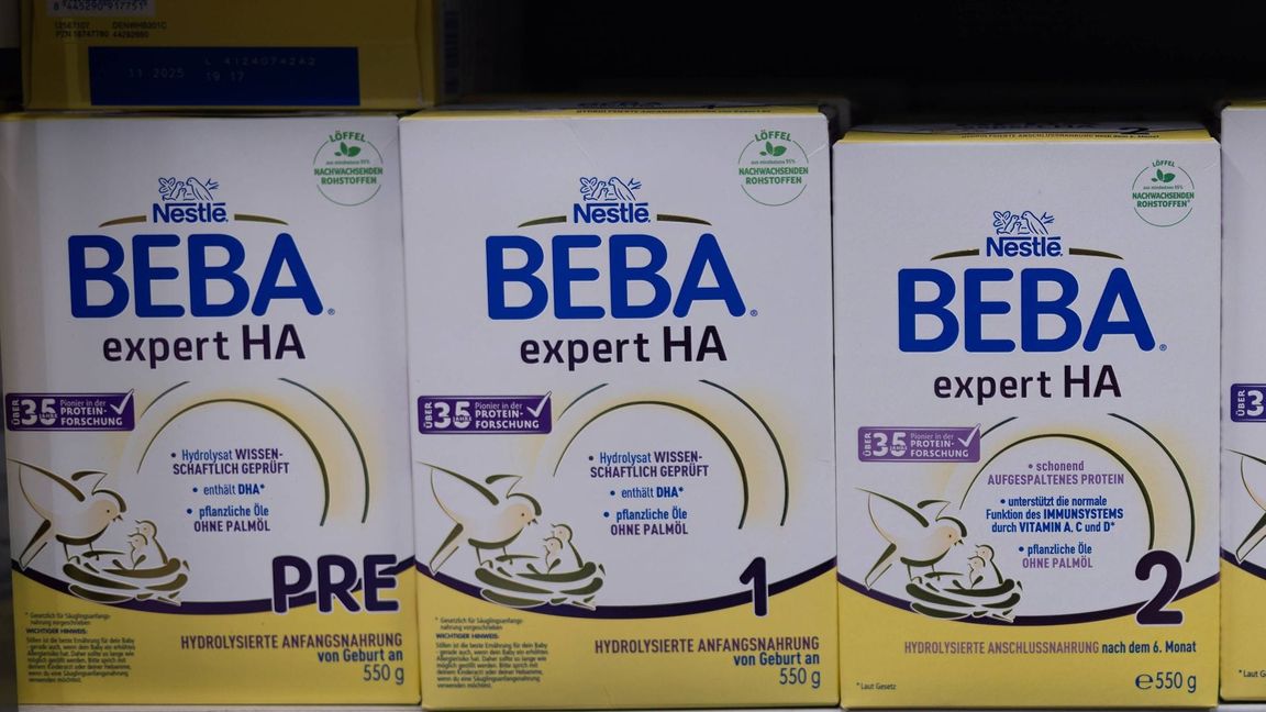 Die Nestlé-Babymilch wird in jedem Land mit unterschiedlichem Namen gehandelt – selbst zwischen Deutschland und Östereich gibt es teils Unterschiede.