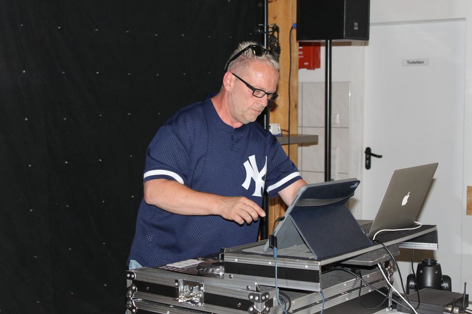 Frank Sauter als DJ Frank S. beim Auflegen.