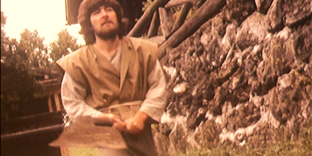 Sebastian Lebhard schließt sich dem Haufen an. Eine Filmszene.