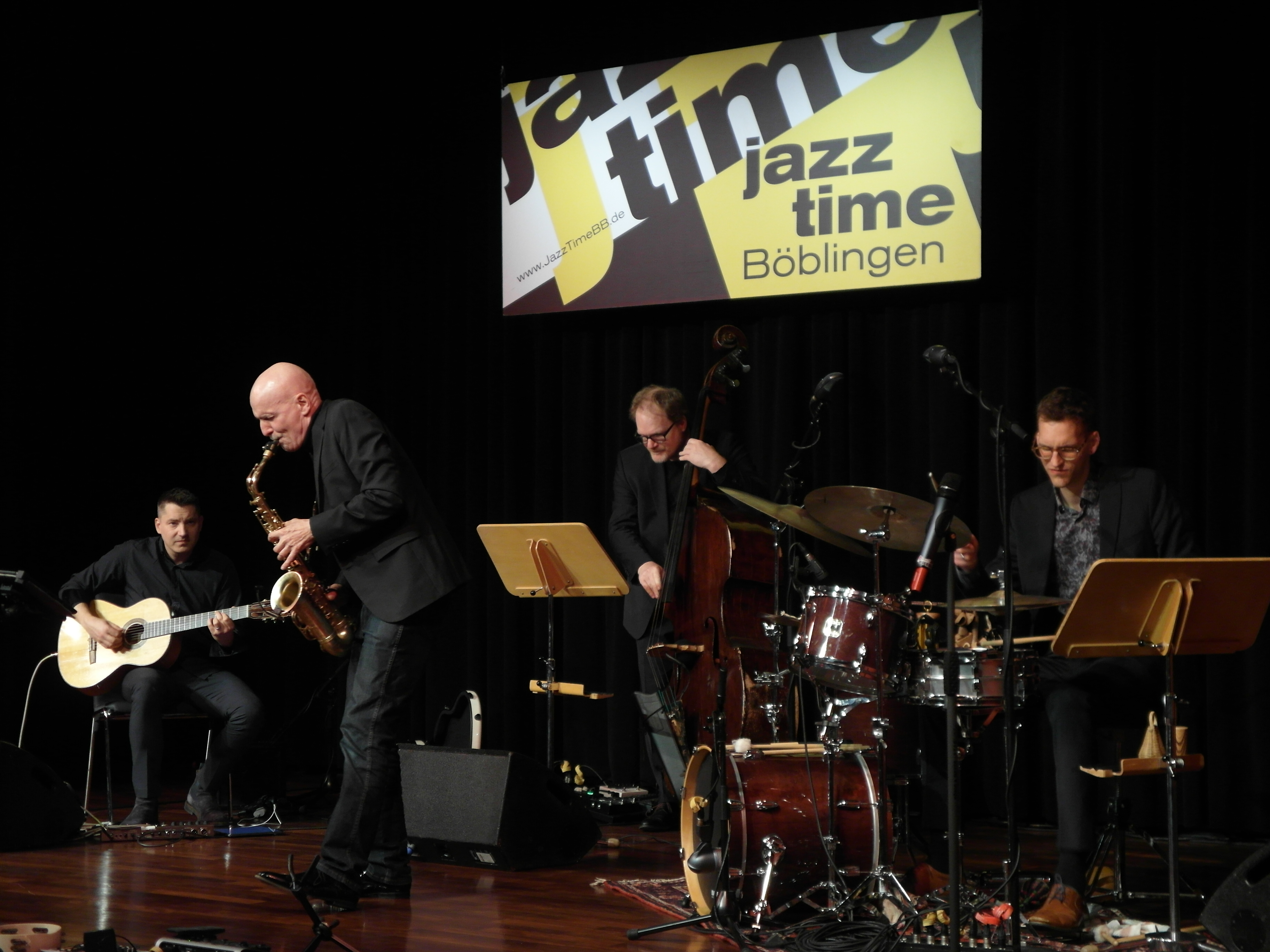Vor rund 150 Zuschauern ist „Olaf Schönborns Q4“ mit Daniel Stelter, Olaf Schönborn,  Martin Simon und Johannes Hamm (von links) zum Abschluss der Frühjahrsstaffel der Jazztime Böblingen im Württemberg-Saal der Böblinger Kongresshalle aufgetreten.