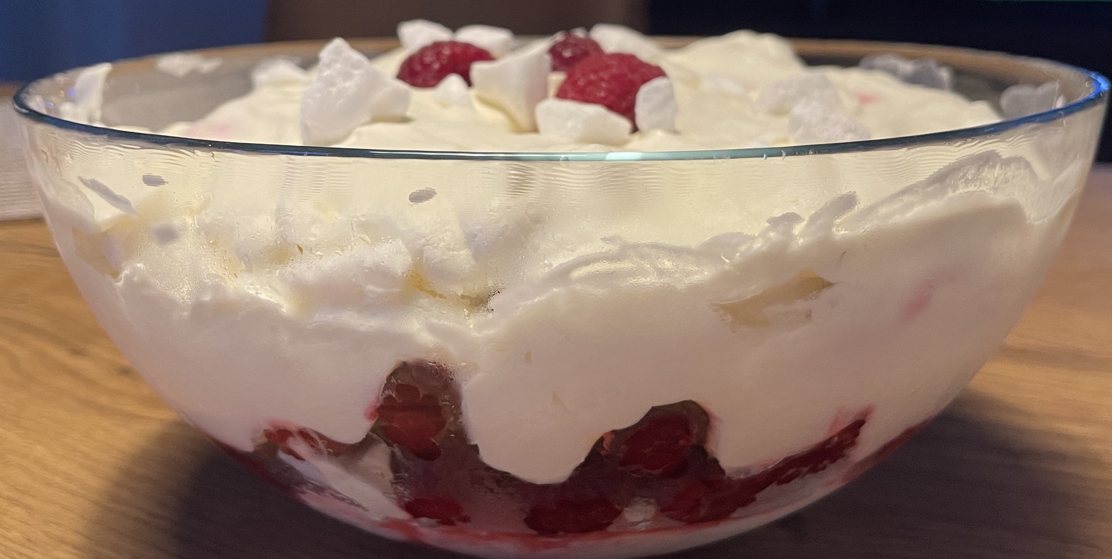 Fruchtiges Beeren-Dessert mit luftiger Quark-Sahne-Creme.