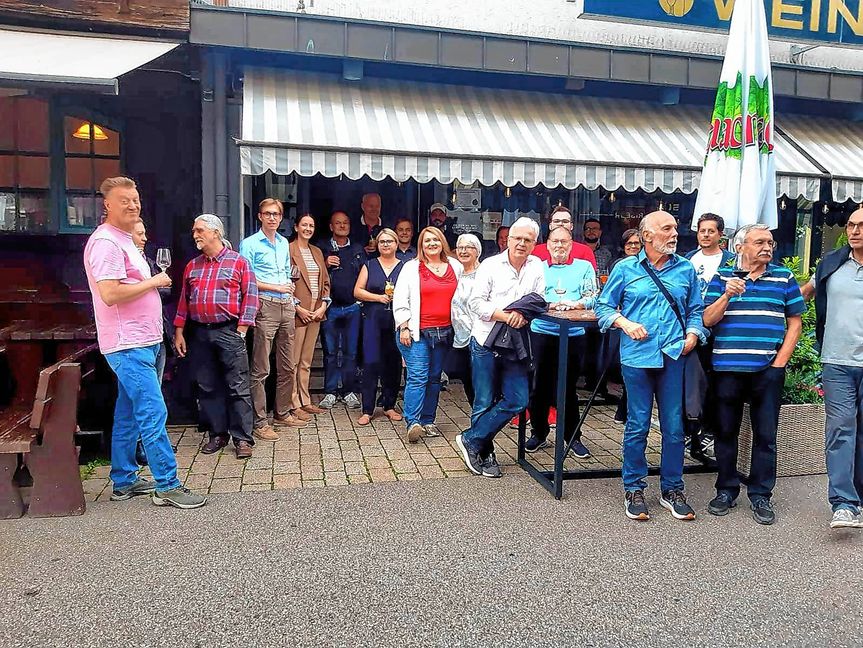 Rund 50 Politikbegeisterte trafen sich im Weinkult.Bild: z