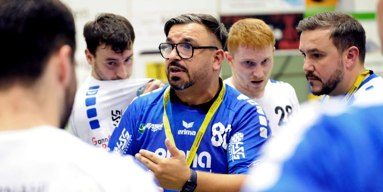 Trainer Marco Cece stimmt sein Team ein.Bild: Photostampe