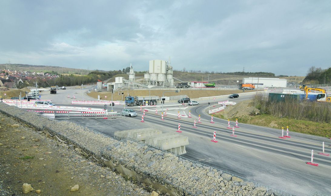 An der Kreuzung Döffinger Straße und Mühlackerstraße wird der neue Belag eingebaut. Deshalb ist die Strecke ab heute 23 Uhr voll gesperrt. Bild: Reichert