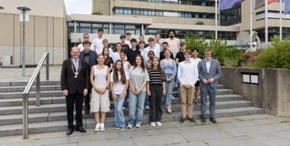 Auf dem Gruppenfoto der neu gewählten Jugendgemeinderäte stehen der scheidende Oberbürgermeister Dr. Bernd Vöhringer (links) und der neu gewählte Oberbürgermeister Markus Kleemann (rechts).