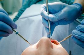 Ein Zahnarzt behandelt einen Patienten.