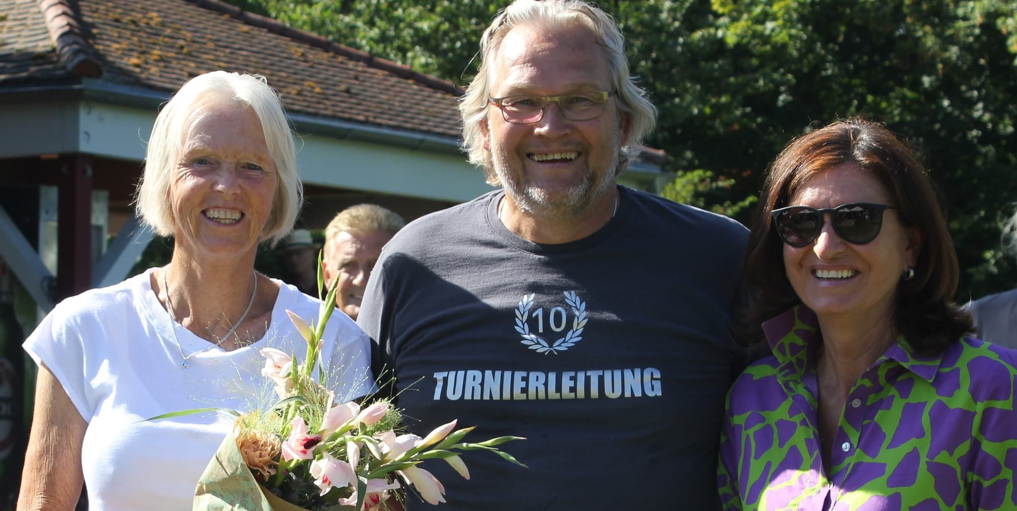 Stammgast und Dauersiegerin Regina Marsikova (links) mit Turnierleiter Volker Deinaß und der Zweitplatzierten Anke Wiedenhorn (SV Böblingen).Bild: Wolfgang Hösch