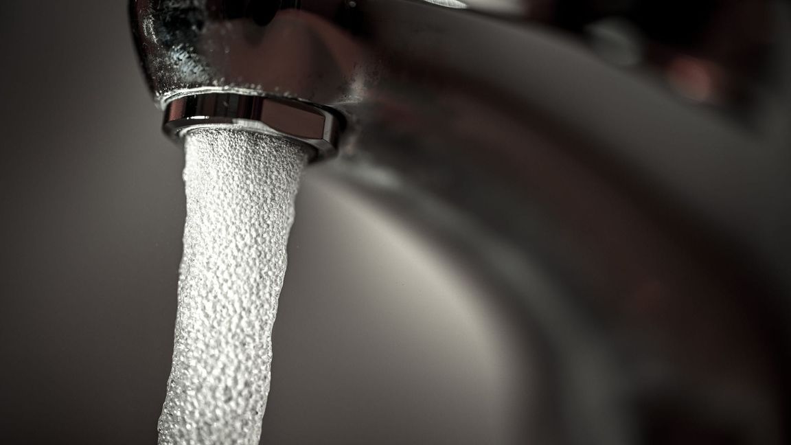 In Mechernich im Kreis Euskirchen wird bis auf weiteres vor der Nutzung von Leistungswasser gewarnt. (Symboldbild)