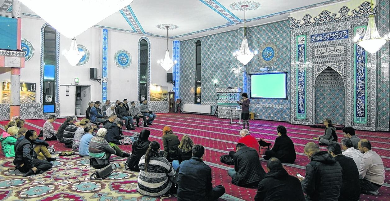 Christliches Bittgebet in der Ulu-Moschee: Pastorin Deborah Burrer von der evangelisch-methodistischen Gemeinde Sindelfingen eröffnet die diesjährige Veranstaltung des Forums „Christlich-Islamischer Dialog“ zum Thema „Und wenn wir einmal alt werden …“.  Bild: Staber