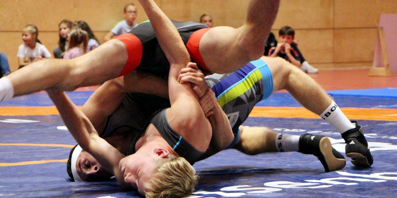 Niklas Gann (blaues Trikot) kassierte in Ebersbach eine Schulterniederlage. 	Bild: z