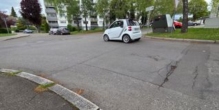 Wo der weiße Smart gerade rollt, soll künftig ein Fußgängerüberweg entstehen: Die Stadt plant den Zebrastreifen an der Kreuzung Ernst-Barlach-Straße/Lucas-Cranach-Weg. Derzeit sichert dort ein Blitzeranhänger die Verkehrssituation.	Bild: Klemm