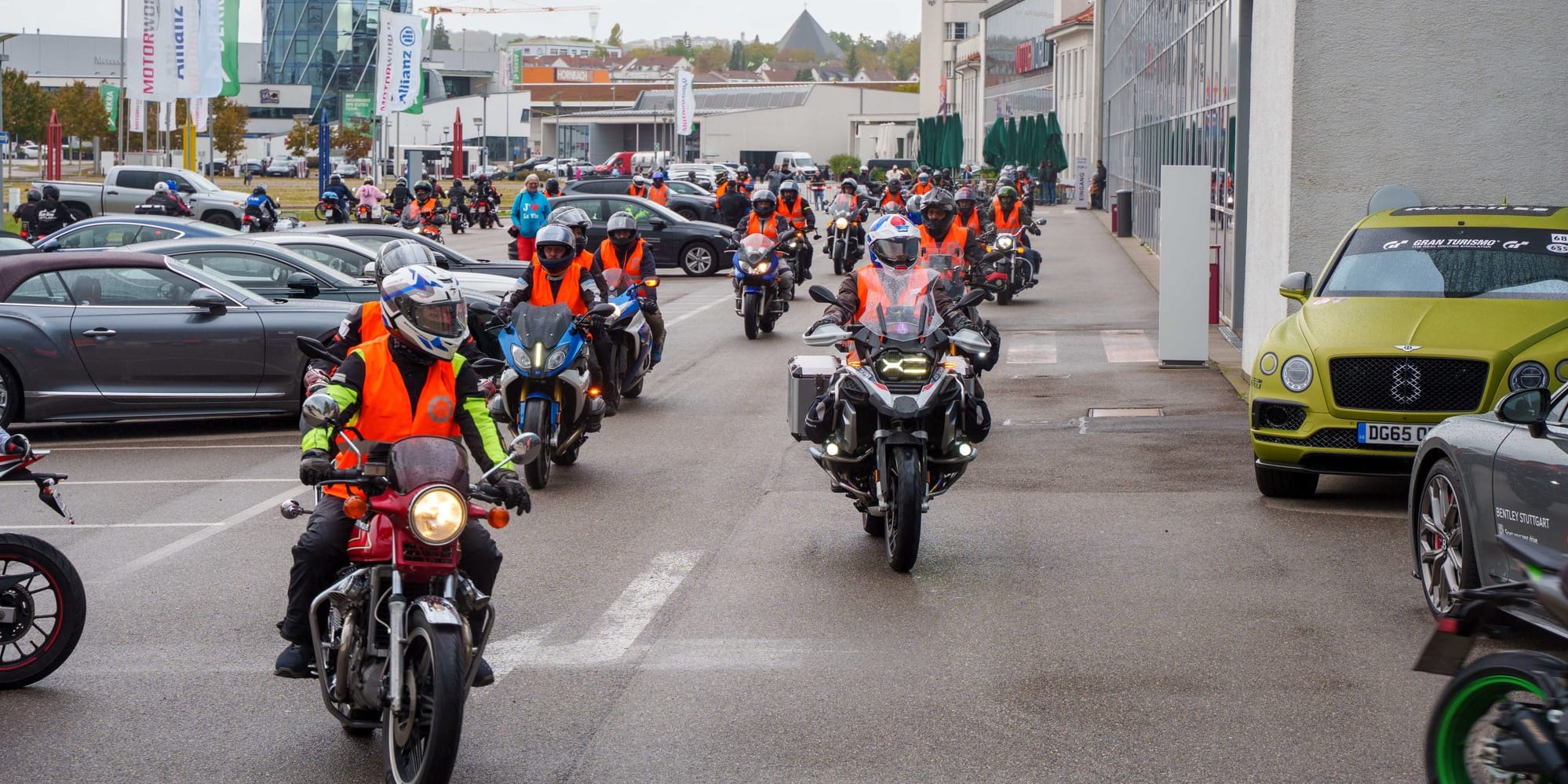 Start der Gedenkfahrt bei der Motorworld.