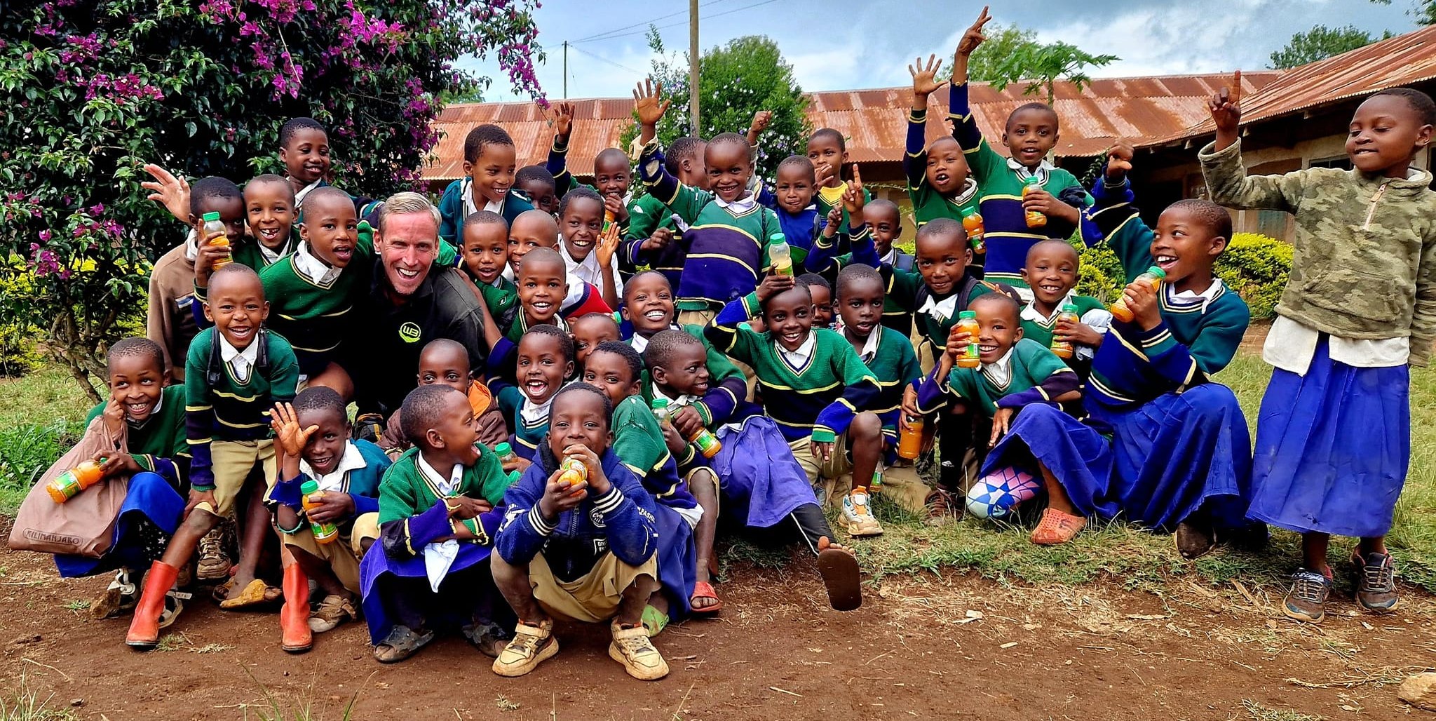 Dietmar Ludwig mit den Kindern der Kafingiro Primary School.Bild: z