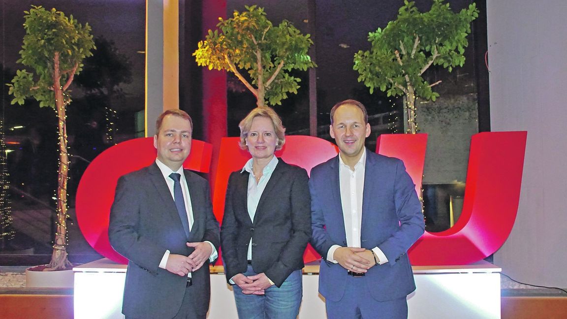 Diese Delegierten des CDU-Kreisverbands Böblingen stimmen auf dem Bundesparteitag am 7. Dezember in Hamburg über den Parteivorsitz ab (von links): Michael Moroff, Stefanie Behrens und Marc Biadacz. Bild: Dettenmeyer
