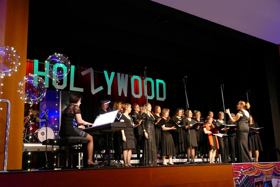 Dirigentin Martina Pirrotta und ihr Chor begeisterten das Publikum in der Holzgerlinger Stadthalle. Bild: Lück