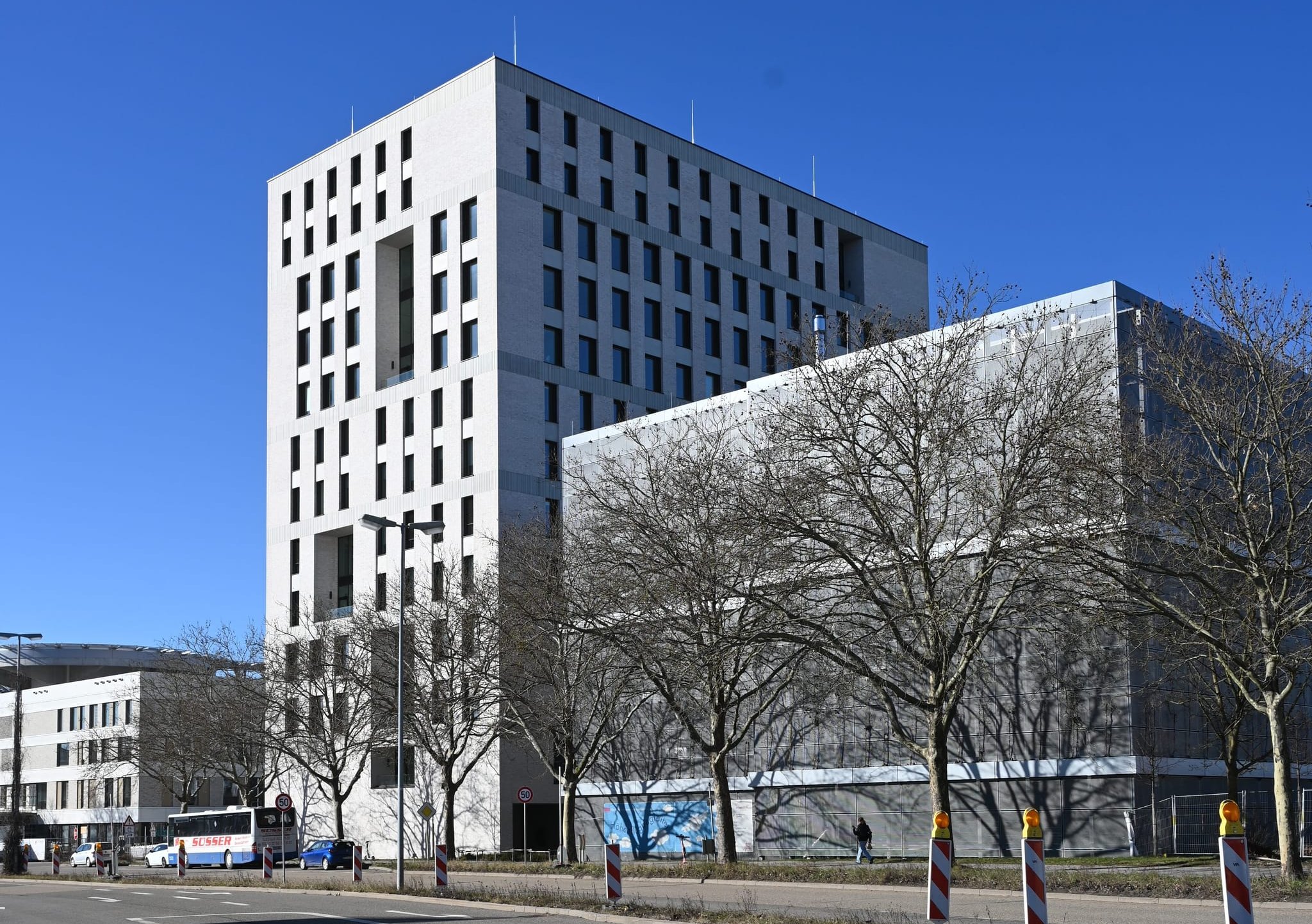 Die rund 800 Millionen Euro, die der Landkreis eingeplant hat, werden offenbar nicht reichen, um das Flugfeldklinikum fertig bauen zu können.
