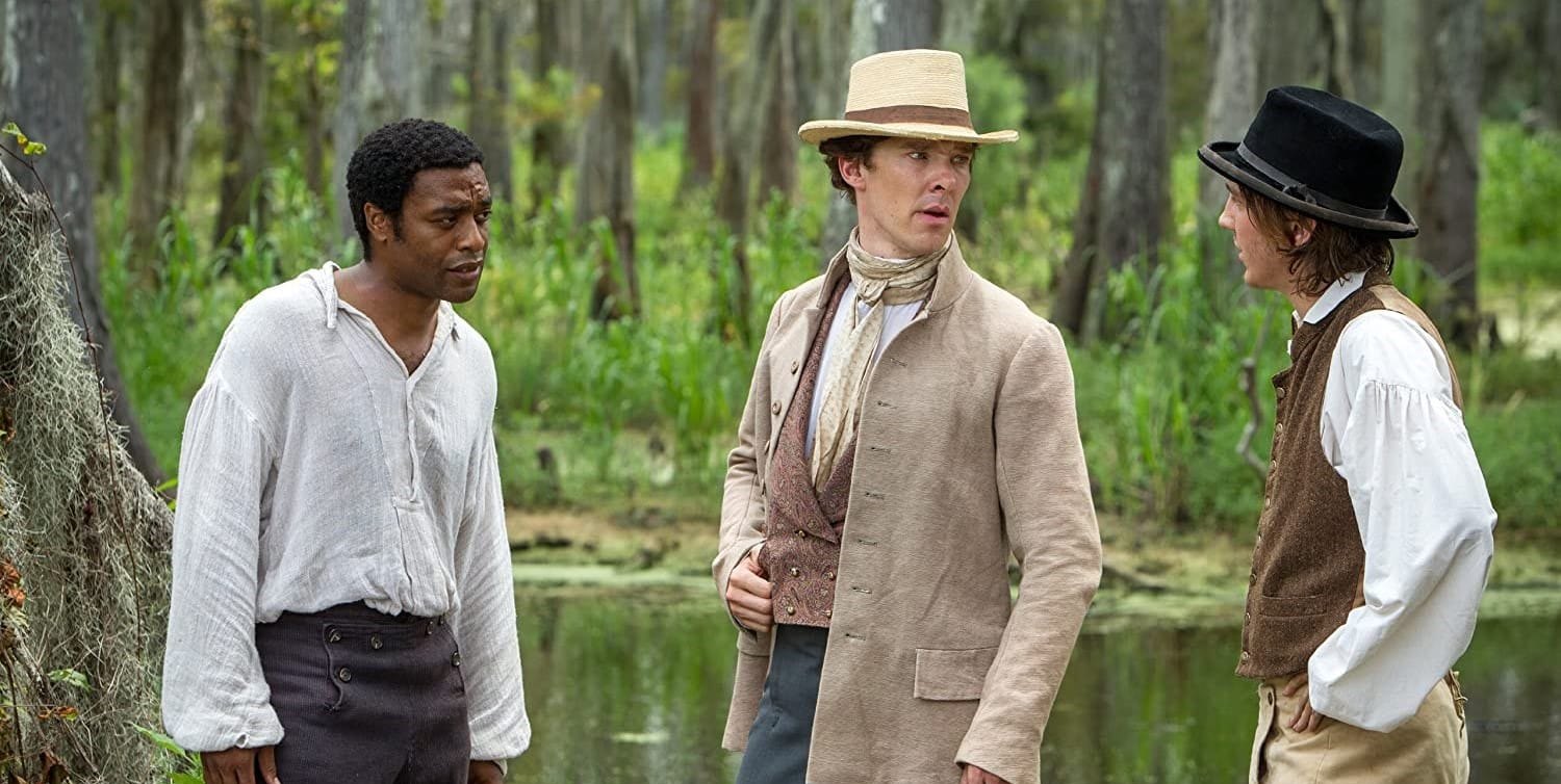 Chiwetel Ejiofor (links) und Benedict Cumberbatch (Mitte) in „12 Years A Slave“.