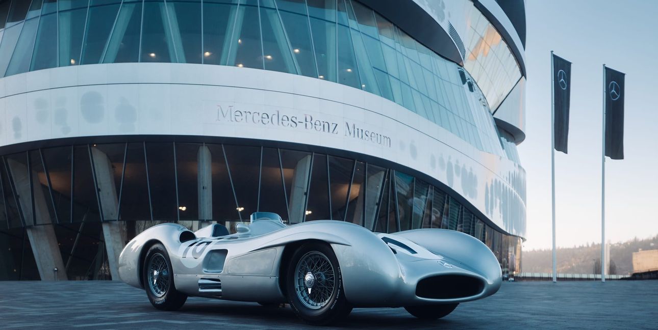 Mercedes-Benz W 196 R Grand-Prix-Rennwagen mit der Fahrgestellnummer 9. Auktion von RM Sotheby‘s des Fahrzeugs aus dem Indianapolis Motor Speedway Museum im Mercedes-Benz Museum. Einbringung des Silberpfeils in das Museum.