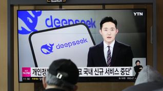 17. Februar 2025, Südkorea, Seoul: Menschen schauen auf einen Fernseher im Bahnhof, auf dem während einer Nachrichtensendung über die chinesische KI DeepSeek berichtet wird.