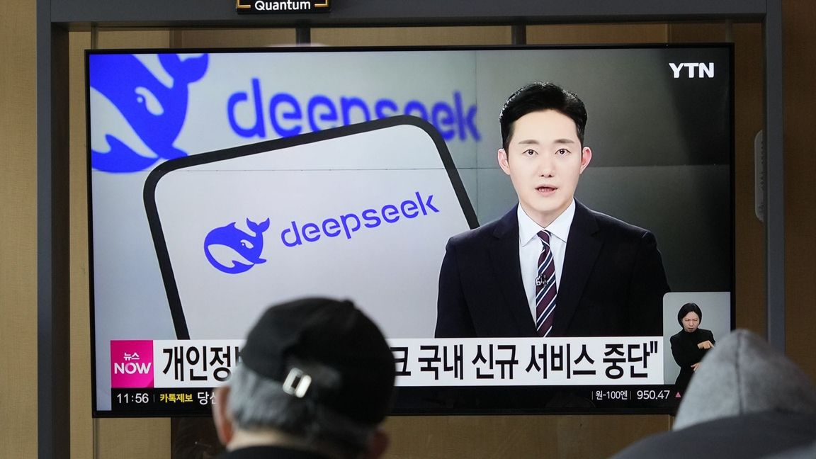 17. Februar 2025, Südkorea, Seoul: Menschen schauen auf einen Fernseher im Bahnhof, auf dem während einer Nachrichtensendung über die chinesische KI DeepSeek berichtet wird.