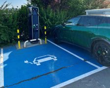 Der neue Ladepunkt ist rund um die Uhr öffentlich über die Dieselstraße auf der Rückseite des Autohaus-Weeber-Firmengeländes zugänglich.