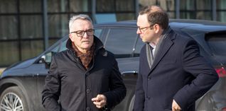 Lukas Rosengrün im Austausch mit dem Gesamtbetriebsratsvorsitzenden Ergun Lümali.Bild: Michael Jörg/z
