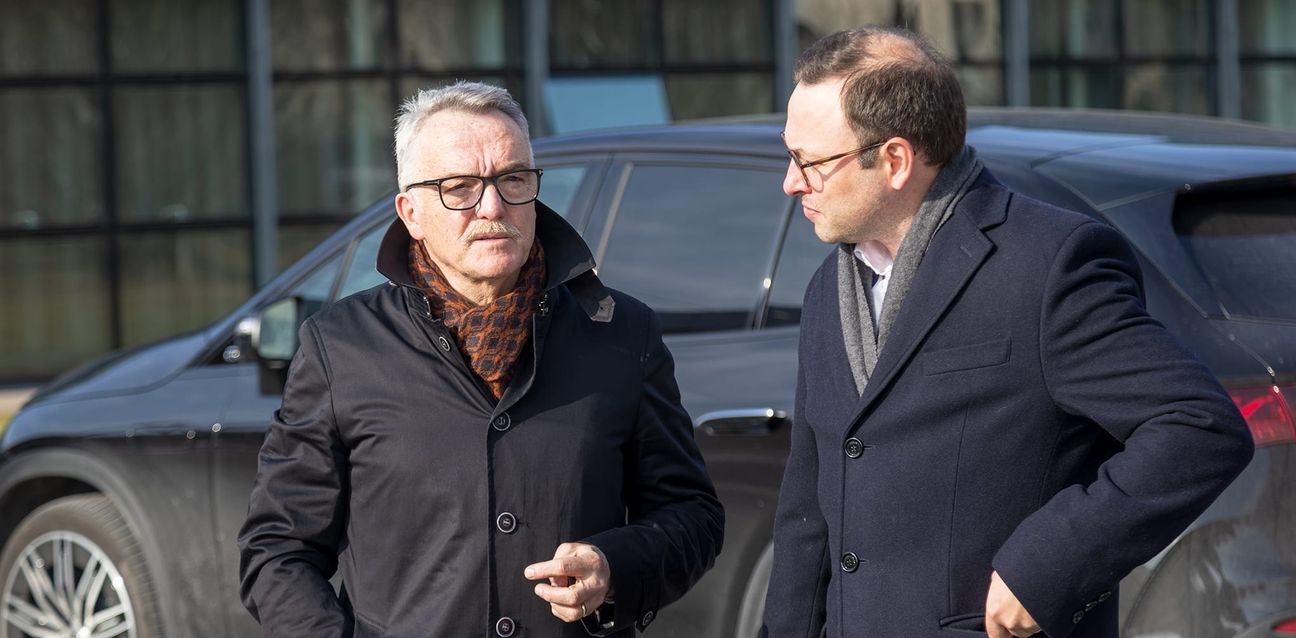 Lukas Rosengrün im Austausch mit dem Gesamtbetriebsratsvorsitzenden Ergun Lümali.Bild: Michael Jörg/z