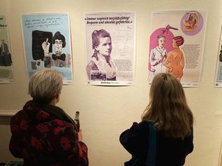 Auf Plakaten werden die „rebellischen Frauen“ vorgestellt.