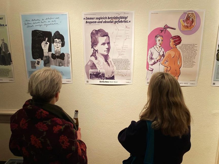 Auf Plakaten werden die „rebellischen Frauen“ vorgestellt.