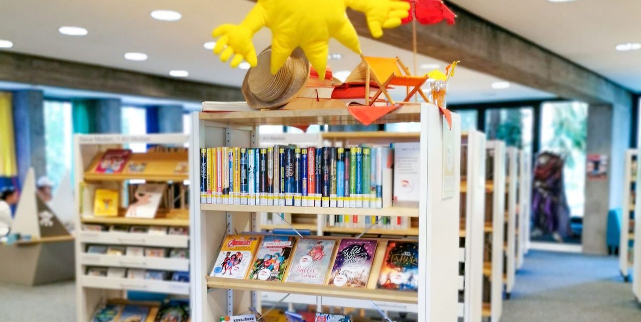 In der Sindelfinger Stadtbibliothek warten viele Bücher auf die jungen Leser. Bild: Stadt Sindelfingen