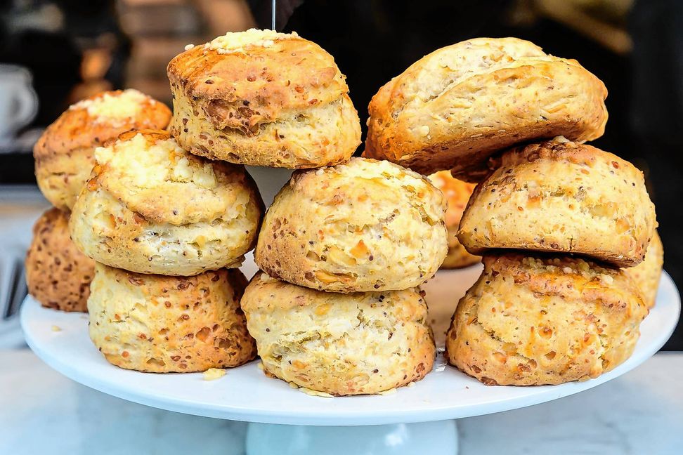 So goldbraun kommen die Scones aus dem Ofen. Das ist ein standesgemäßer Snack für das Erönnungsspiel Deutschalnd gegen Schottland. Adobe Stock
